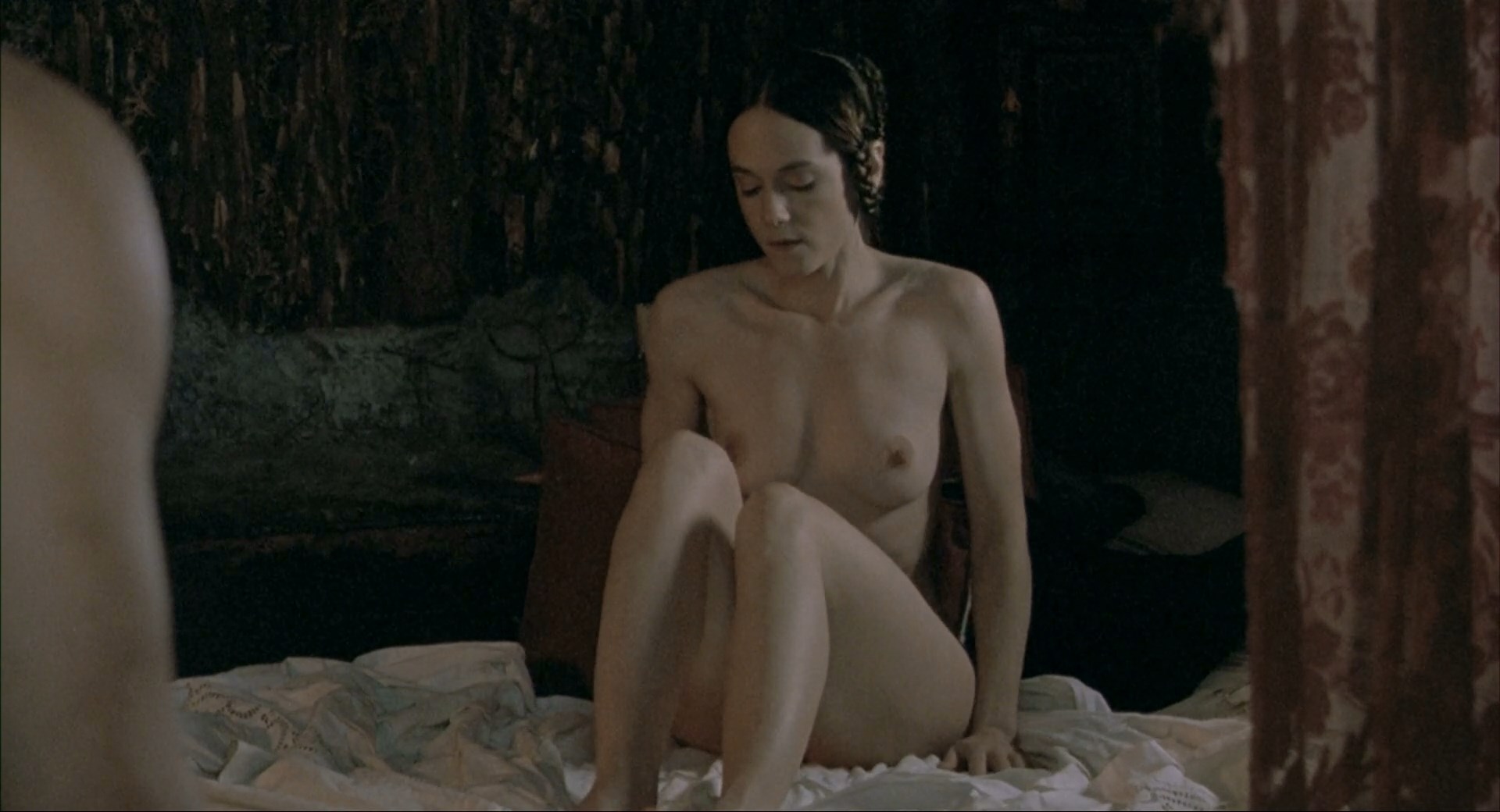 Holly Hunter is fully naked in the classic scene. 
