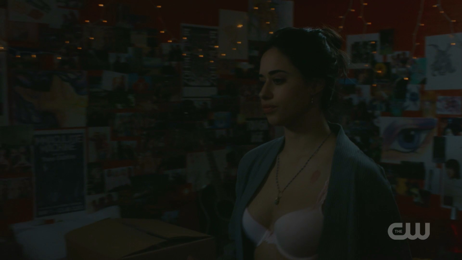 Jeanine Mason, Lily Cowles - Roswell, New Mexico S01E01 - 1080p.