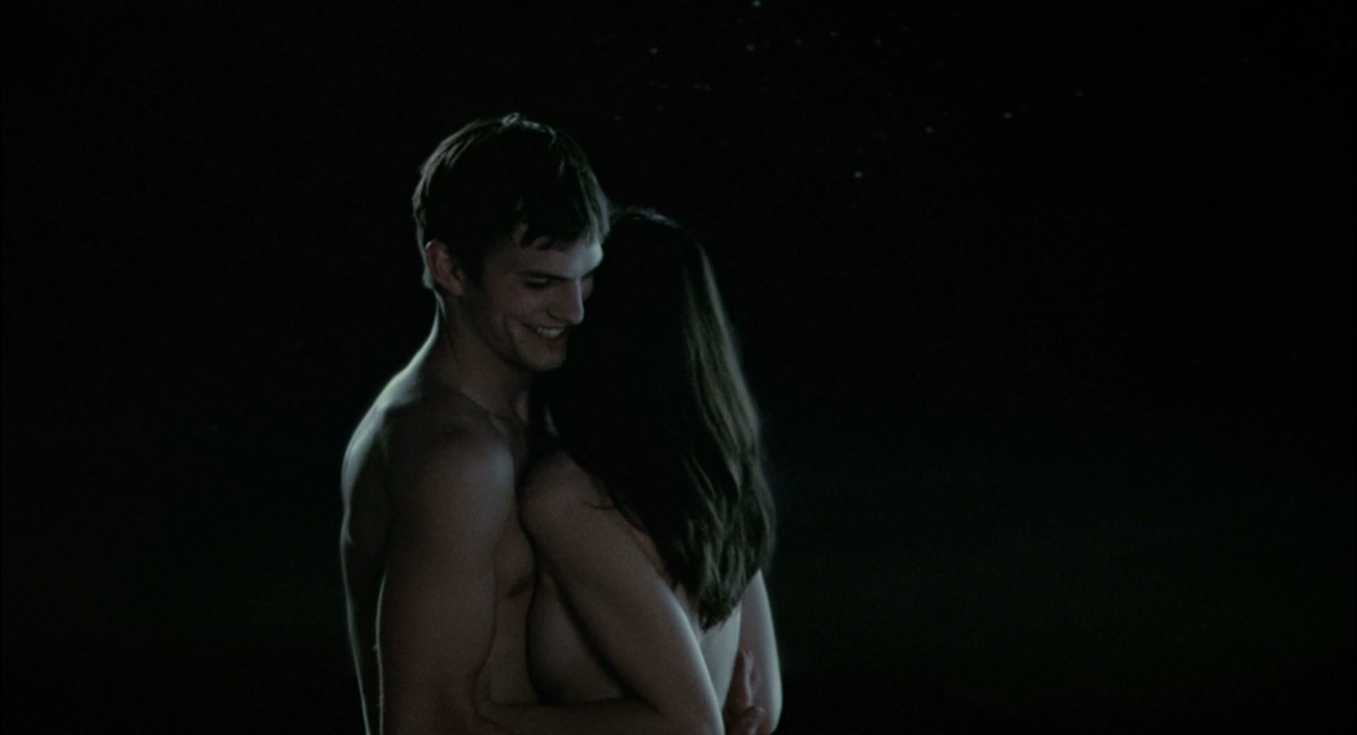 Amanda Peet is naked with Ashton Kutcher. 