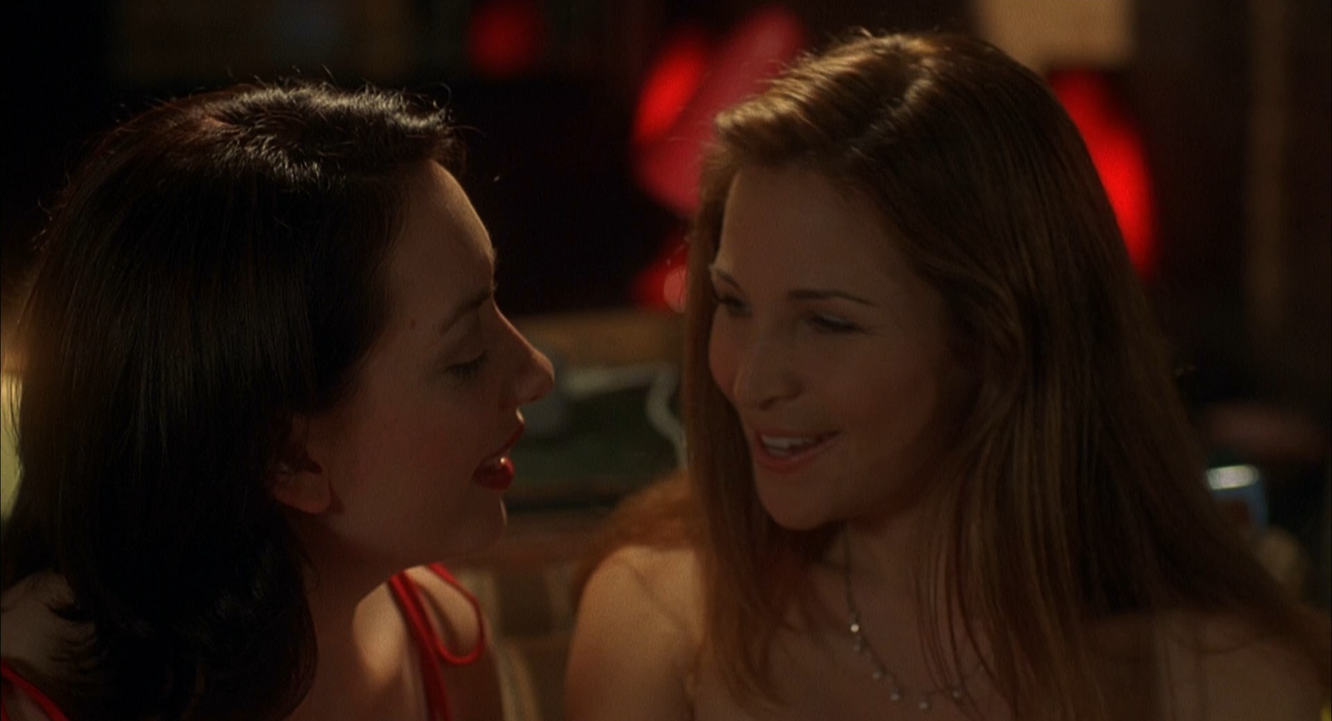 Jennifer Westfeldt and Heather Juergensen kiss in this scene.