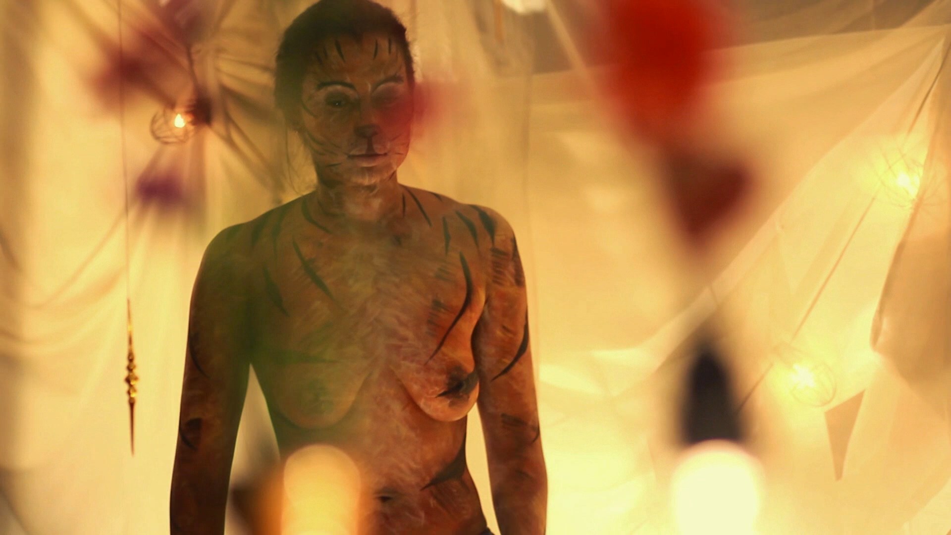 Melissa Navia paints Arlene Chico Lugo’s naked body. 
