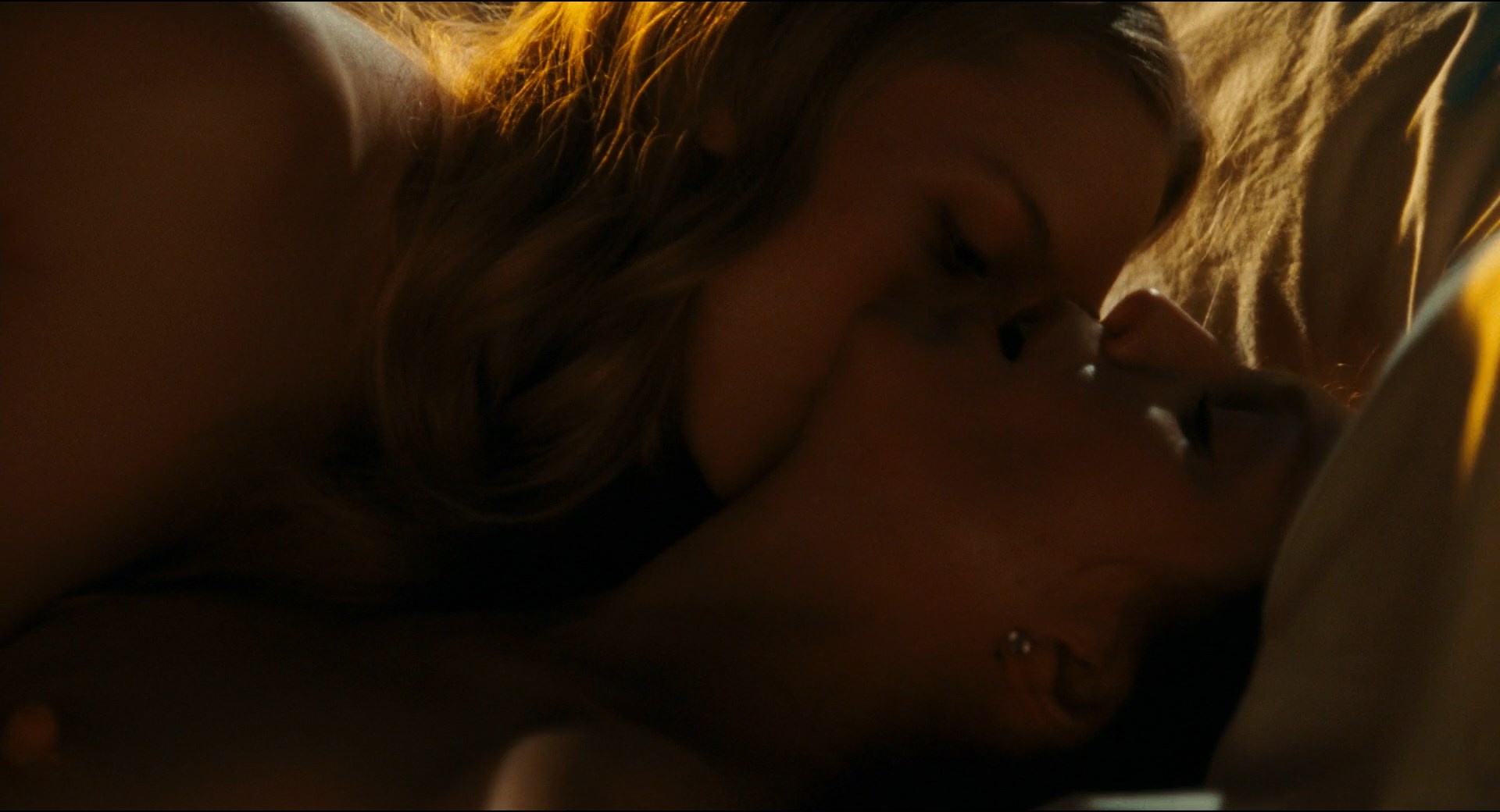 Julianne Moore, Amanda Seyfried - Chloe - 1080p.