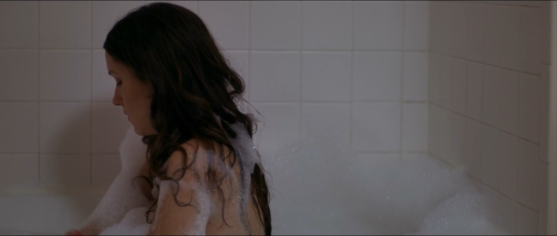 Shannon Woodward is taking a bath, no nudity tho.