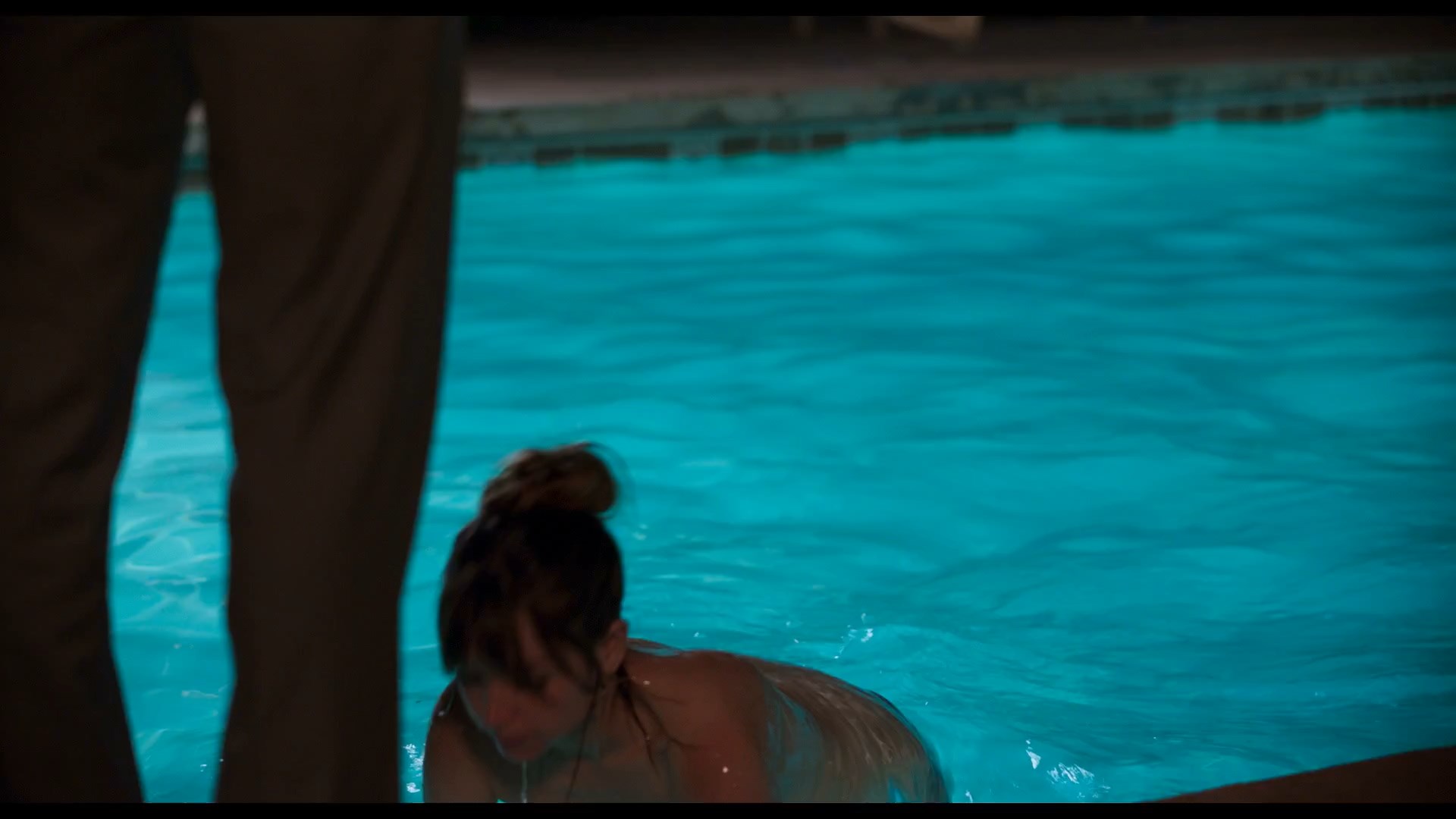 Ana de Armas gets up from the pool. 