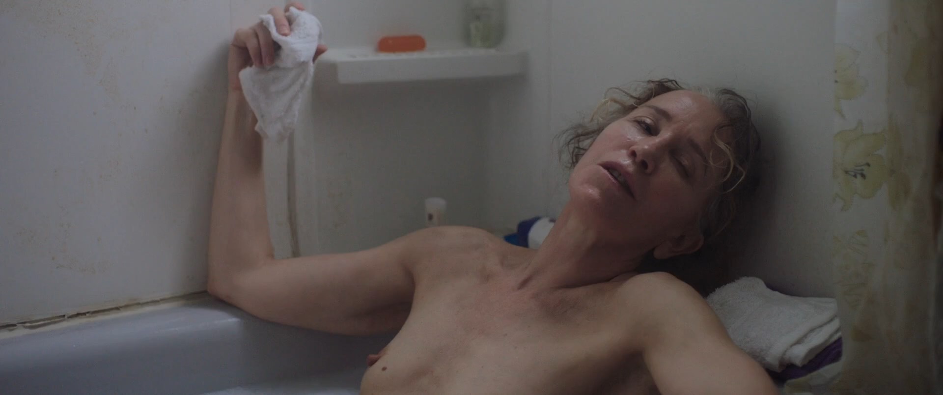 Felicity Huffman shows her itty bitty titty’s while taking a bath.