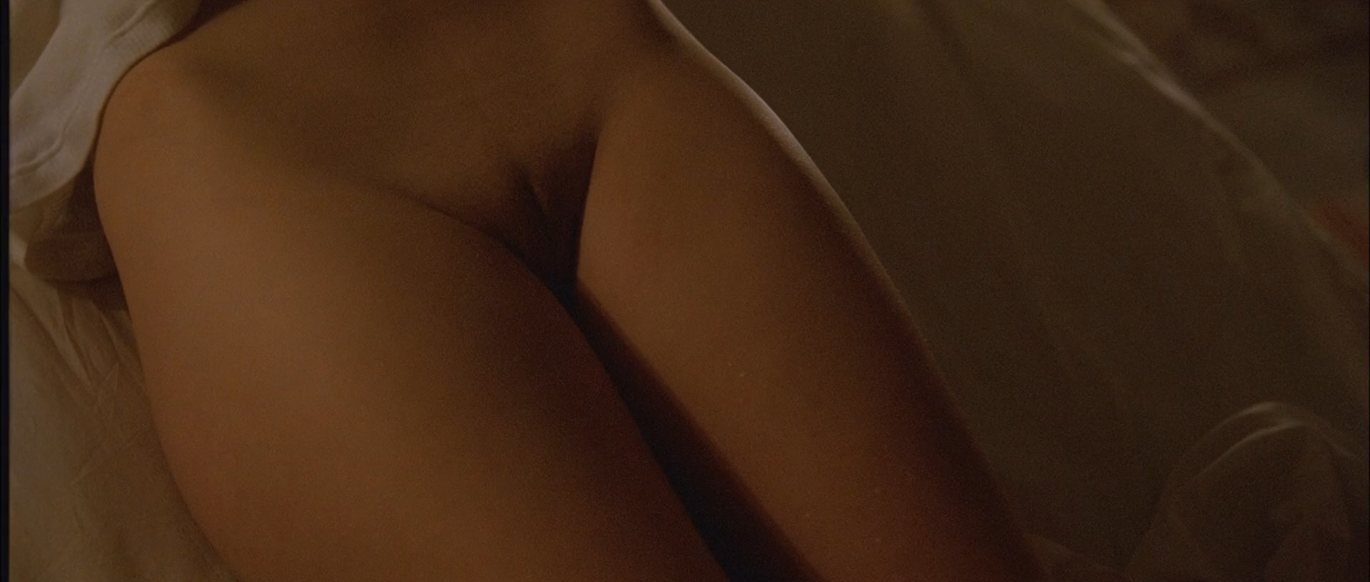 Samantha Morton shows her pussy when she is laying on the bed.