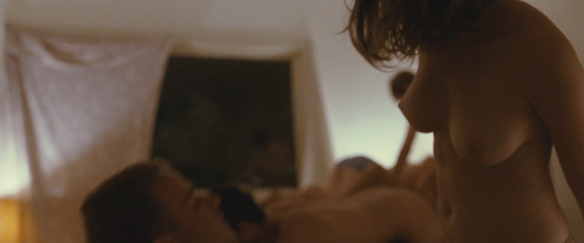 Elizabeth Olsen, Julia Garner - Martha Marcy May Marlene - 1080p.