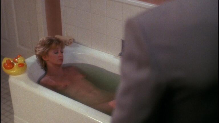 Goldie Hawn shows her tits when she is enjoying tub.