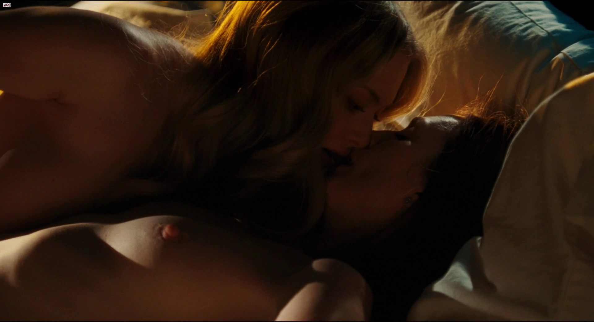 Julianne Moore and Amanda Seyfried lesbian sex, Julianne Moore nude, Julian...