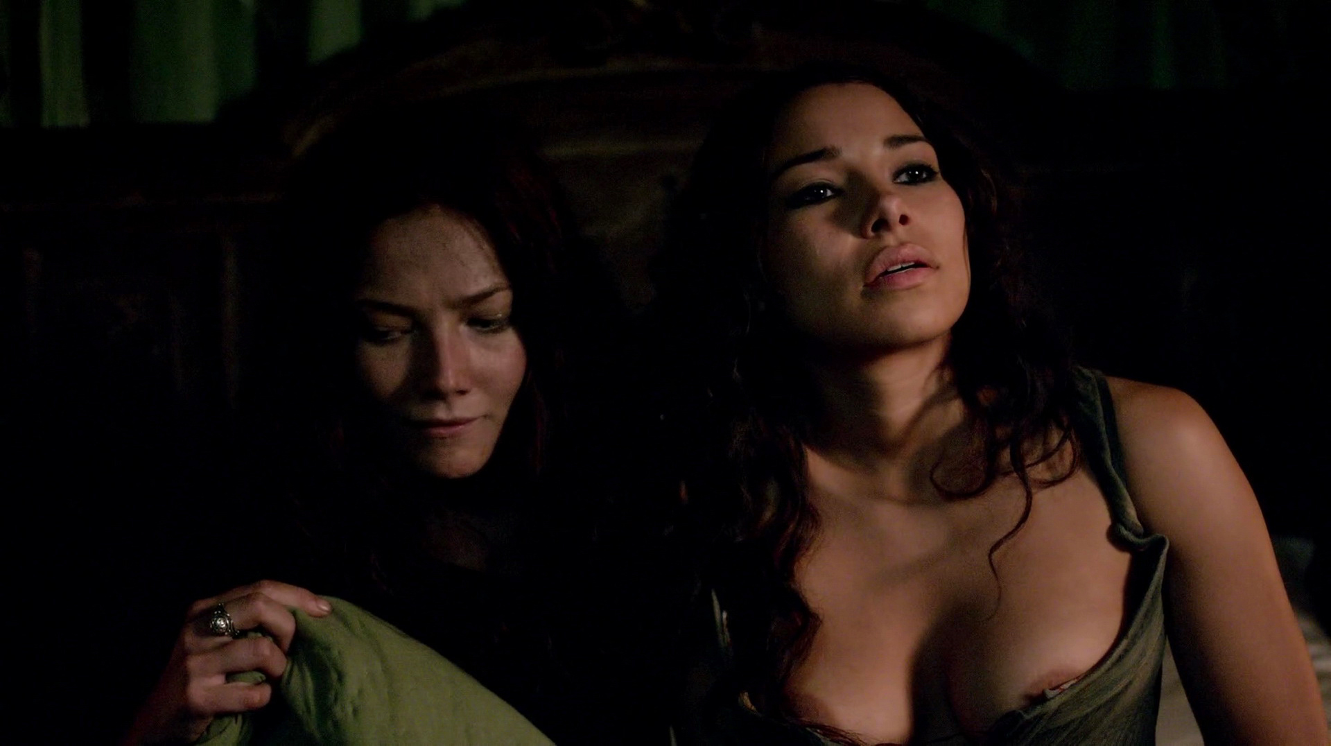 Jessica Parker Kennedy, Clara Paget - Black Sails s02e02 (2015) HD 1080p.