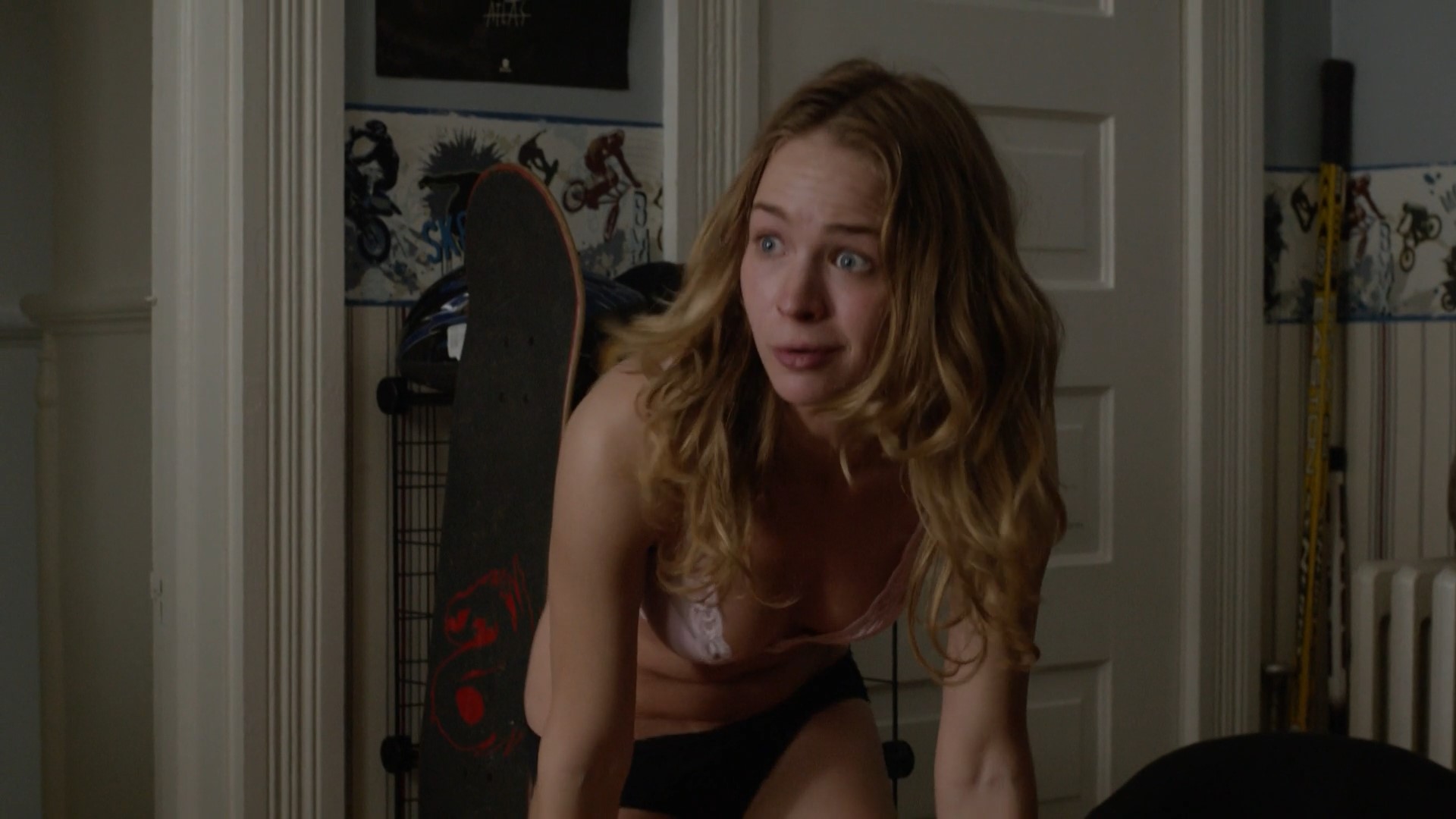 Watch Online - Britt Robertson - Under the Dome s01e01 (2013