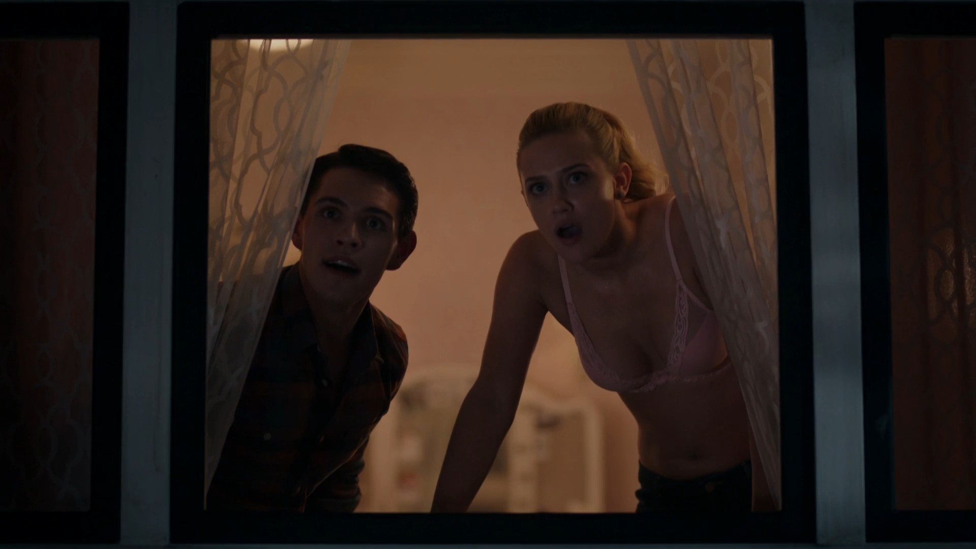 Lili Reinhart - Riverdale s01e01 (2017) HD 1080p